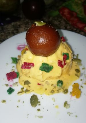 A picture of Mango Icecream with gulab jamun.