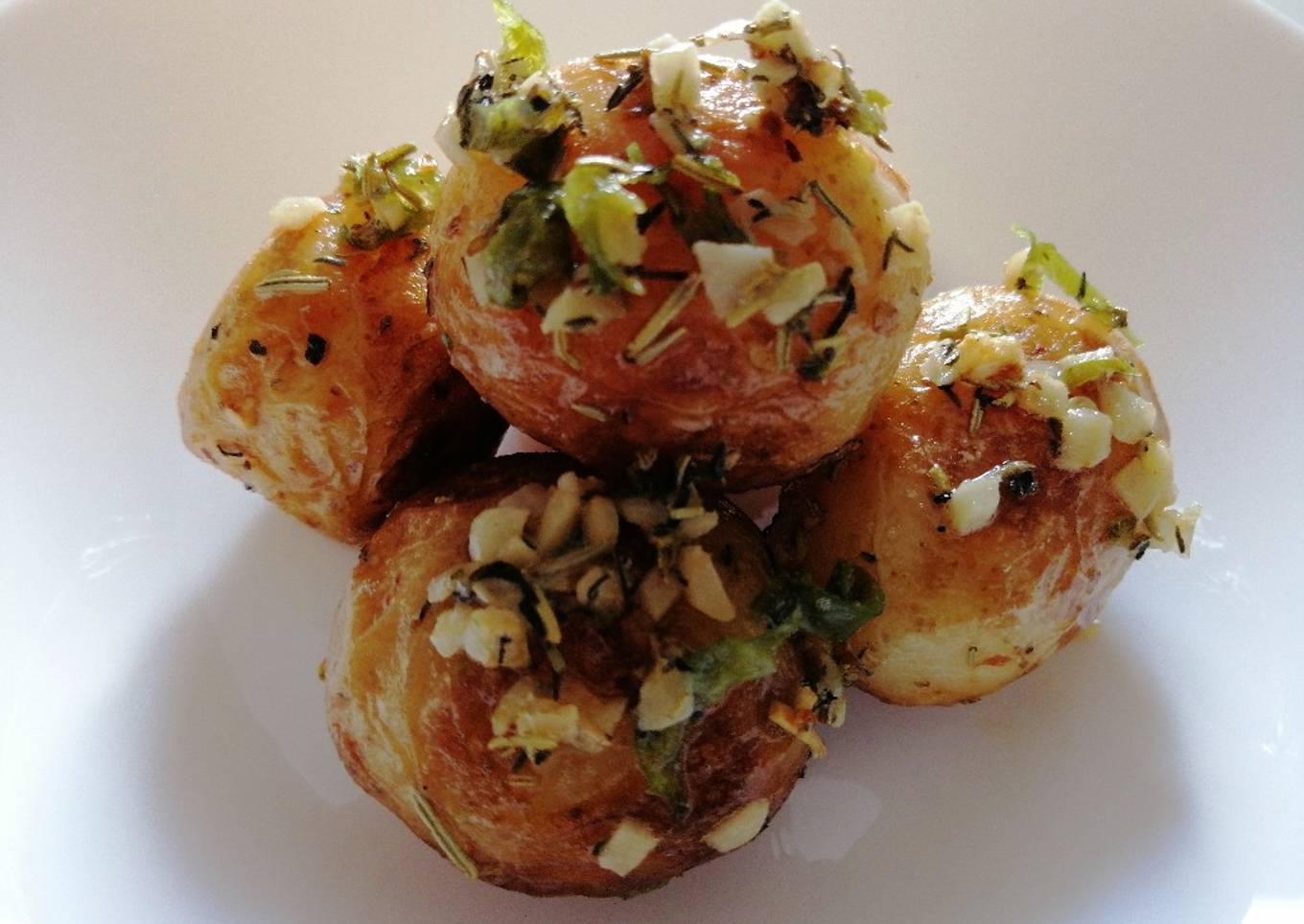 Buttery garlic and herbs new potatoes