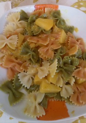 Una foto de Farfalle al curry de manzana y limon