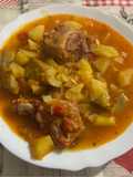 Guiso de patatas con costillas y alcachofas