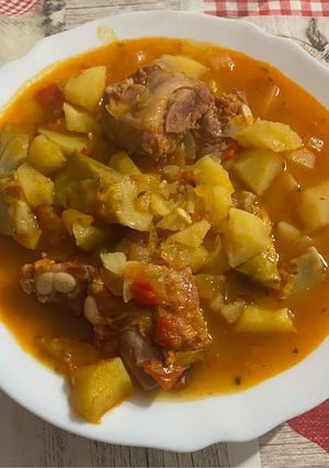 Una foto de Guiso de patatas con costillas y alcachofas