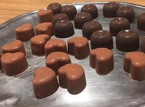 Une photo de Bonbons en chocolat, chocolat au lait/chocolat blanc, chocolat noir/praliné