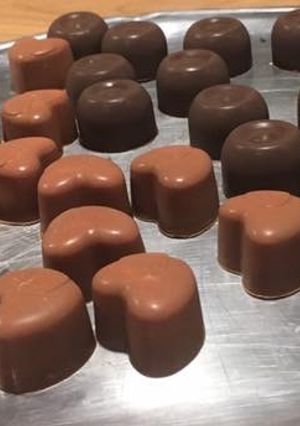 Une photo de Bonbons en chocolat, chocolat au lait/chocolat blanc, chocolat noir/praliné