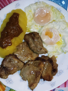 Una foto de Solomillo con patatas asadas y huevo
