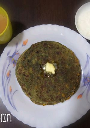A picture of Aloo palak paratha.