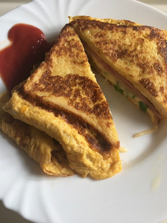 Sonkás-sajtos-újhagymás omlett 🥓🧀🥚 recept fotója