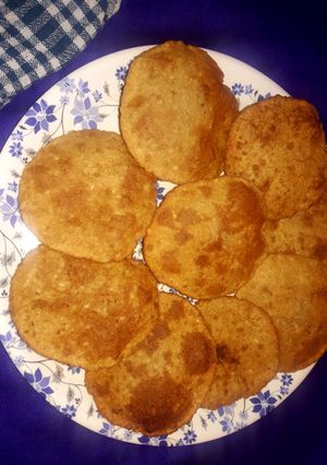 नमकीन और क्रिस्पी कचौरी (Namkeen aur crispy kachori recipe in Hindi) रेसिपी मुख्य फोटो