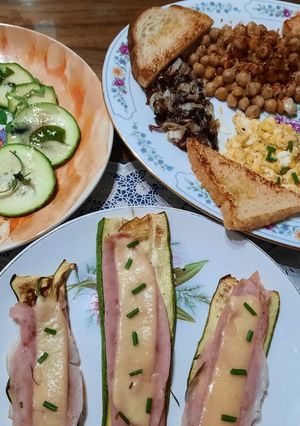 Una foto de Garbanzos, cherry, hongos, zucchini, etc (picada saludable)