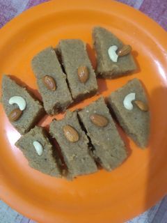 सूजी गुड़ की बर्फी (suji gur ki barfi recipe in Hindi) रेसिपी मुख्य फोटो