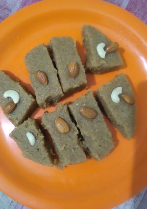 सूजी गुड़ की बर्फी (suji gur ki barfi recipe in Hindi) रेसिपी मुख्य फोटो