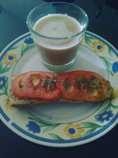 Una foto de Café con bebida de almendra y pan integral 100%