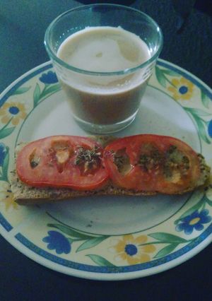 Foto principal de Café con bebida de almendra y pan integral 100%