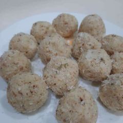 A picture of Cocunut ladoo.
