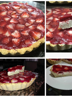 Una foto de Tarta de frutilla con pulpa y crema chantilly