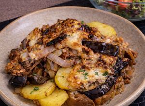 Une photo de Gratin aubergine, bœuf & mozzarella aux pommes de terre