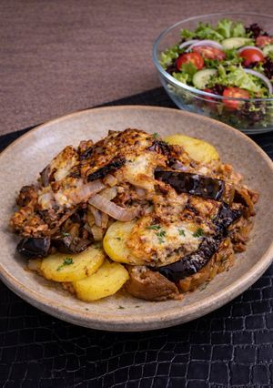 Une photo de Gratin aubergine, bœuf & mozzarella aux pommes de terre