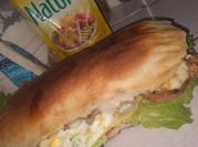 Una foto de aderezos para sandwiches de carne
