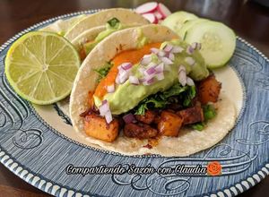 Una foto de Tacos de carne adobada🌹