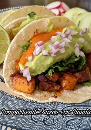 Una foto de Tacos de carne adobada🌹