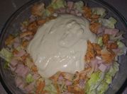 Una foto de ensalada de pollo cocido lechuga