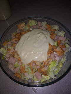Una foto de Ensalada césar con pollo y jamón cocido