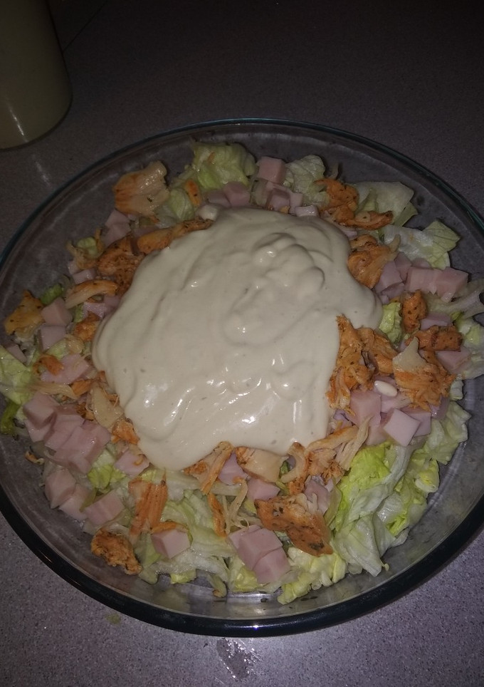 Una foto de Ensalada césar con pollo y jamón cocido