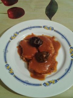 Una foto de Pechugas de pollo al Pedro Ximénez con salsa de verduras y ciruelas pasas 