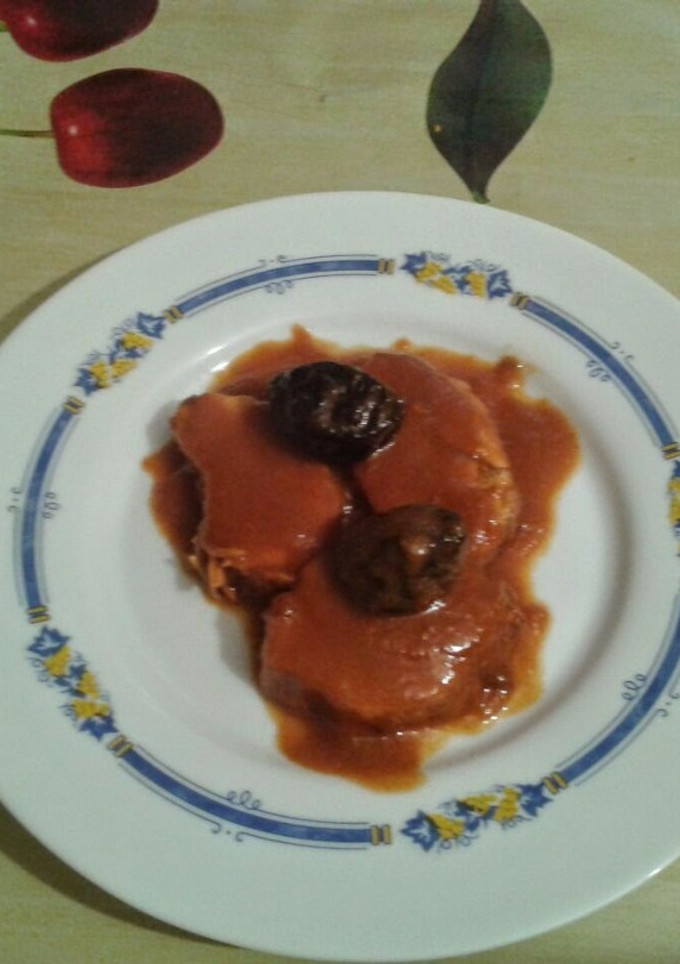 Una foto de Pechugas de pollo al Pedro Ximénez con salsa de verduras y ciruelas pasas 