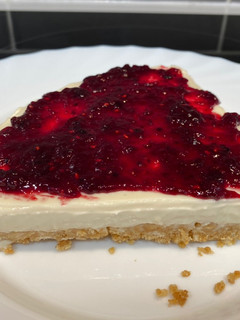Una foto de Cheesecake sin horno con mermelada de frutos rojos (Mambo)