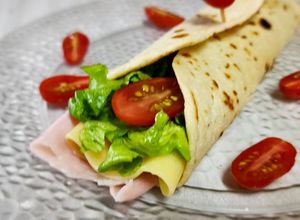 Una foto de 🌯 Wrap de jamón, queso, lechuga y tomate cherry 🌯