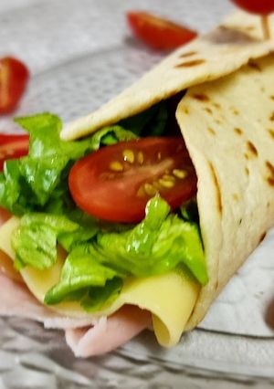 Una foto de 🌯 Wrap de jamón, queso, lechuga y tomate cherry 🌯