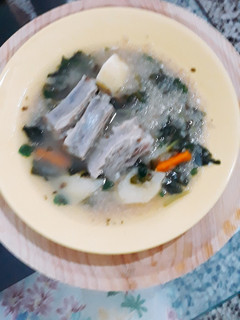 Una foto de Sopa de quinoa con costilla de cordero y espinacas