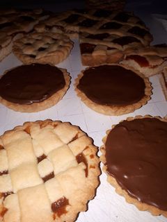 Una foto de Mini Toffe, frola de dulce de leche y membrillo😍😍❤❤