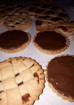 Una foto de Mini Toffe, frola de dulce de leche y membrillo😍😍❤❤