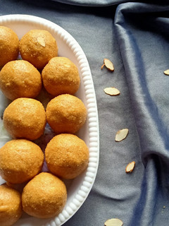 बेसन रवा लाडू (besan rava ladoo recipe in marathi) रेसिपी चे मुख्य फोटो