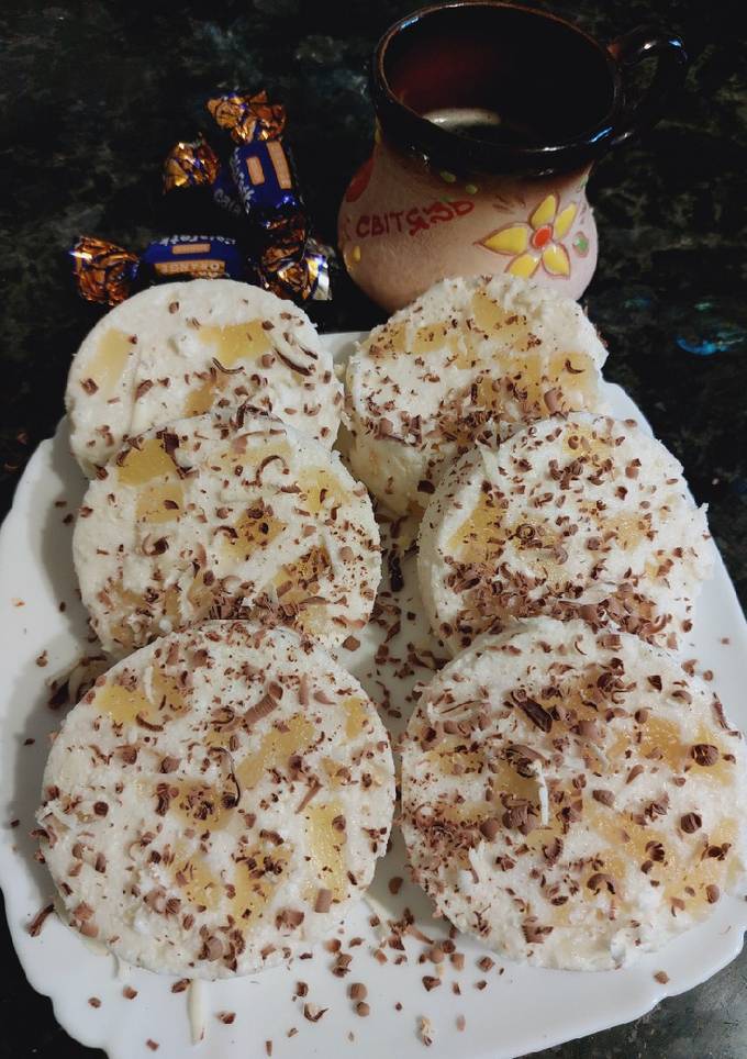 Сирний десерт з ананасами