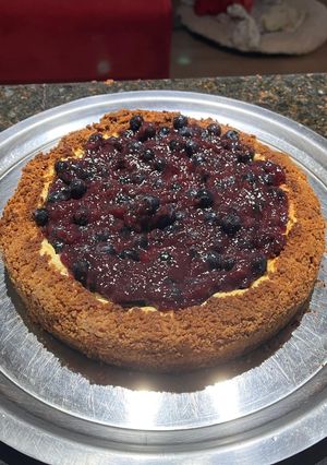 Una foto de Cheesecake horneado de frutos rojos con bordes