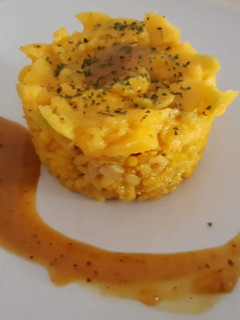 Una foto de Arroz al curry con mango y salsa de mostaza y miel
