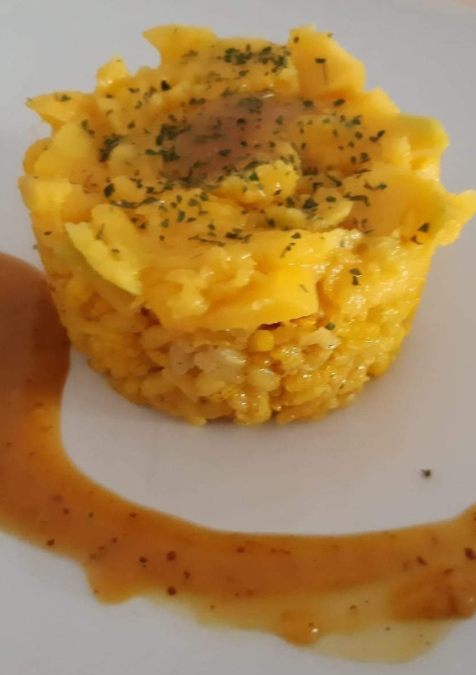 Una foto de Arroz al curry con mango y salsa de mostaza y miel