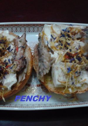 Foto principal de Tostas de pan, con queso fresco, caballa y petalos de flores