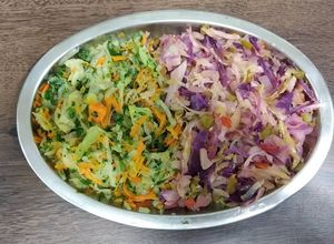 Foto de Repolho refogado e salada colorida
