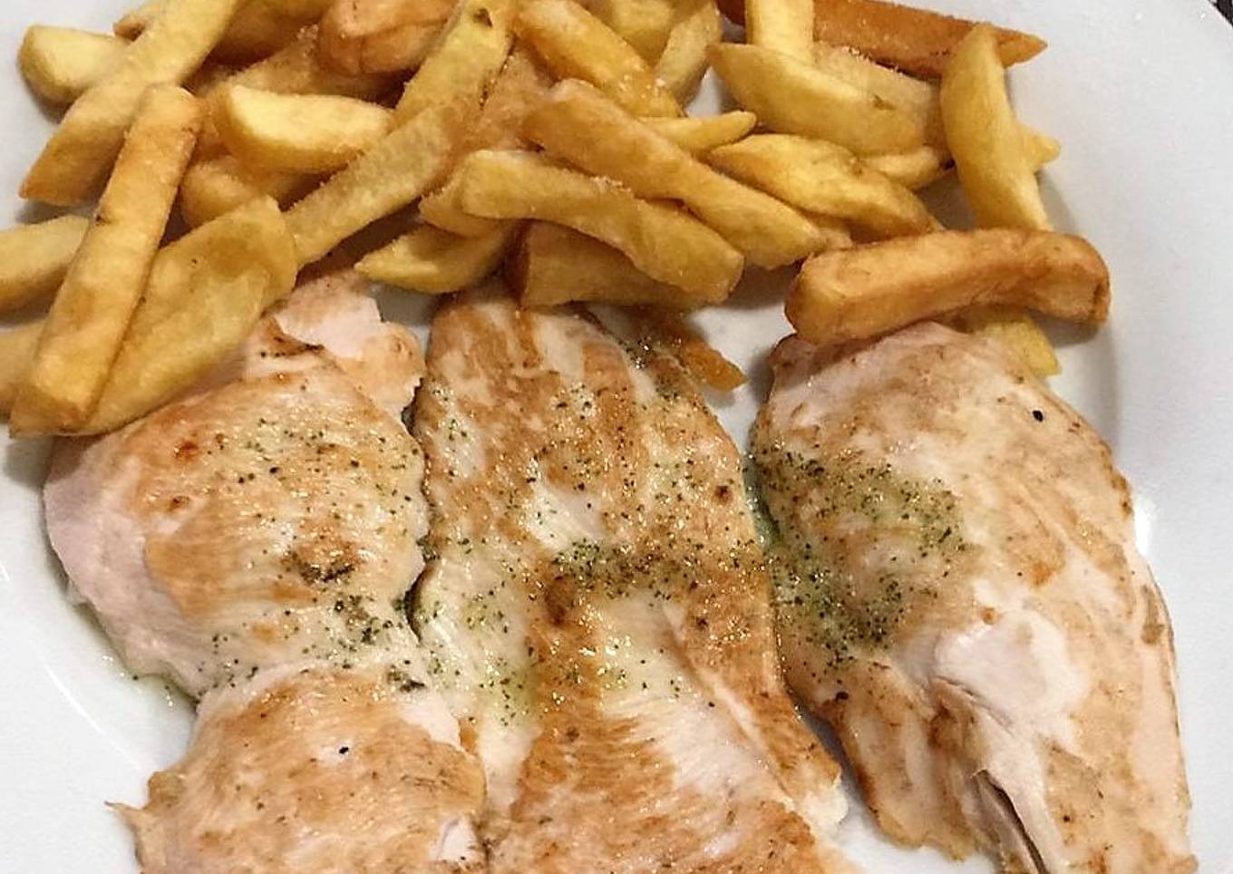 Filetes de pollo a la plancha con patatas fritas