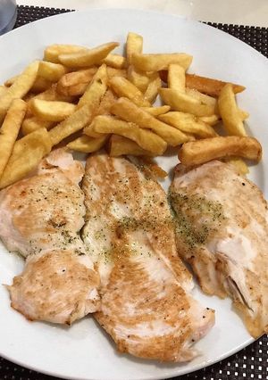 Una foto de Filetes de pollo a la plancha con patatas fritas