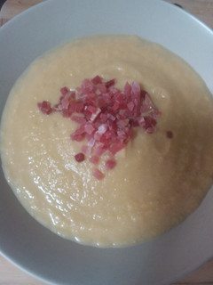 Una foto de 🥣Crema de repollo y manzanas 🍏