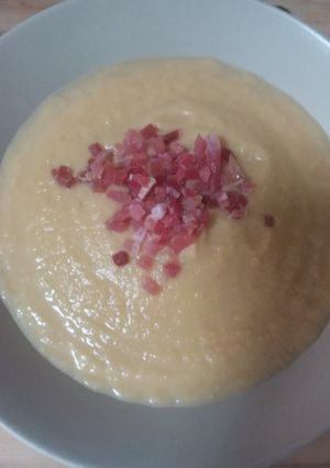 Una foto de 🥣Crema de repollo y manzanas 🍏