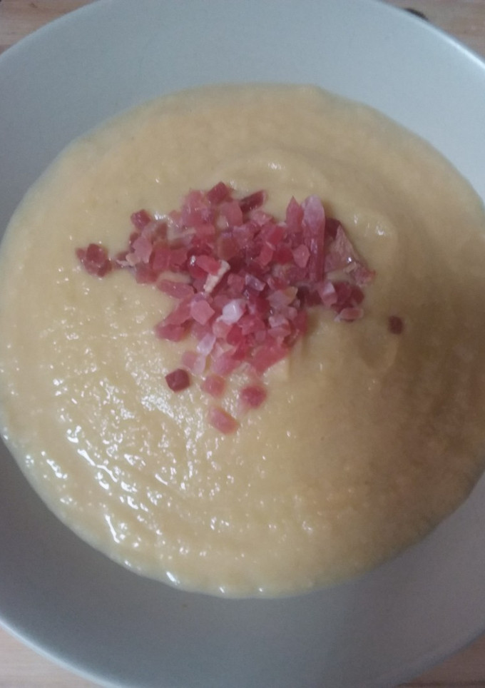 Una foto de 🥣Crema de repollo y manzanas 🍏