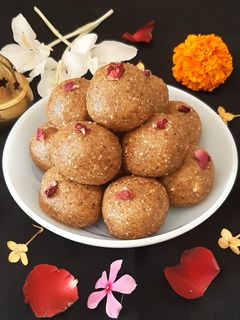 डिंकाचे लाडू (dinkache laddu recipe in marathi) रेसिपी चे मुख्य फोटो