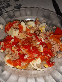 Una foto de Ensalada de pimientos rojos, atún y huevo duro