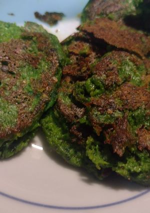 Una foto de Mini pancakes de espinaca y queso parmesano