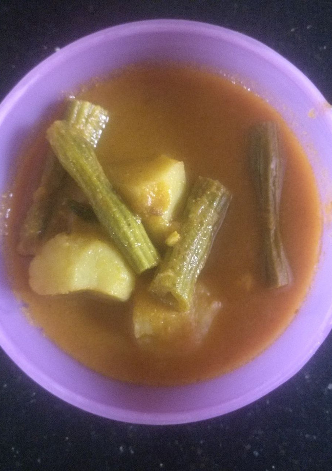முருங்கைக்காய் குழம்பு(drumstick curry recipe in tamil) செய்முறை முக்கிய புகைப்படம்